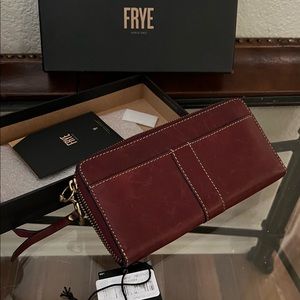Frye Wallet Zip Around with Box Ring pull & pocket EUC